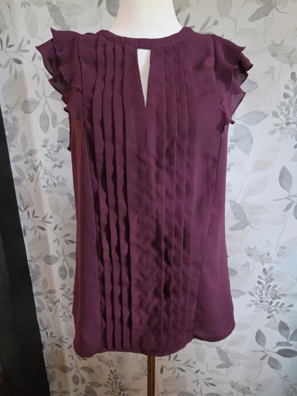 Elle Plum Pleated Keyhole Flutter Sleeve Camisole